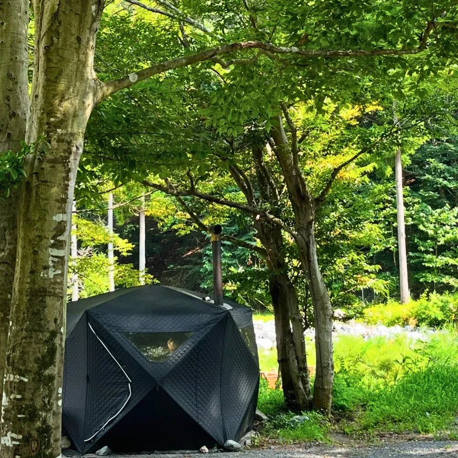山梨県道志村の自然に囲まれた道志川サウナのテントサウナ