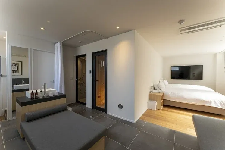 9HOTEL TENJINの専用サウナ付きデラックス客室