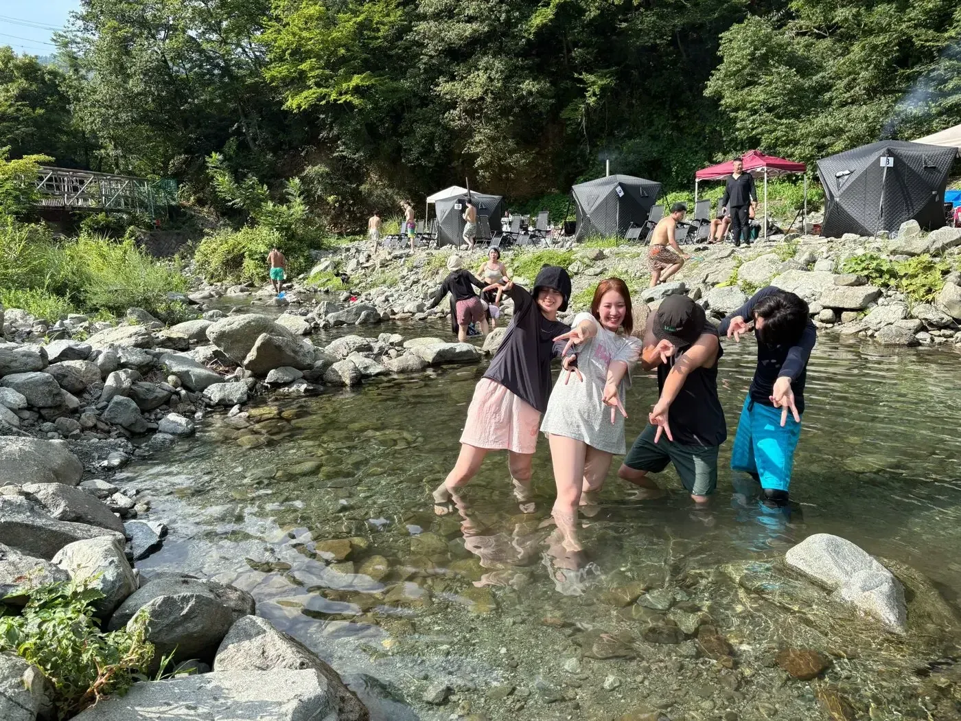 神奈川県相模原市のテントサウナパークIn高瀬野で、道志川の天然水風呂を楽しむ様子