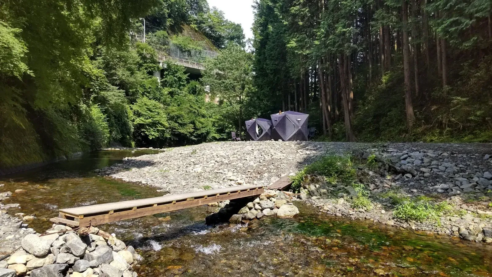 東京都檜原村の北秋川沿いに設置された川サウナFIELDのテントサウナ