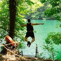 奥多摩の白丸villageで、サウナ後に白丸湖へ飛び込む様子