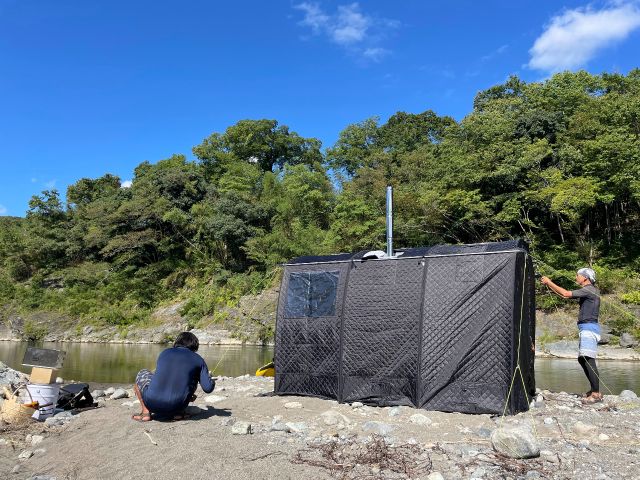 長瀞の河原に設置された薪ストーブ式テントサウナ
