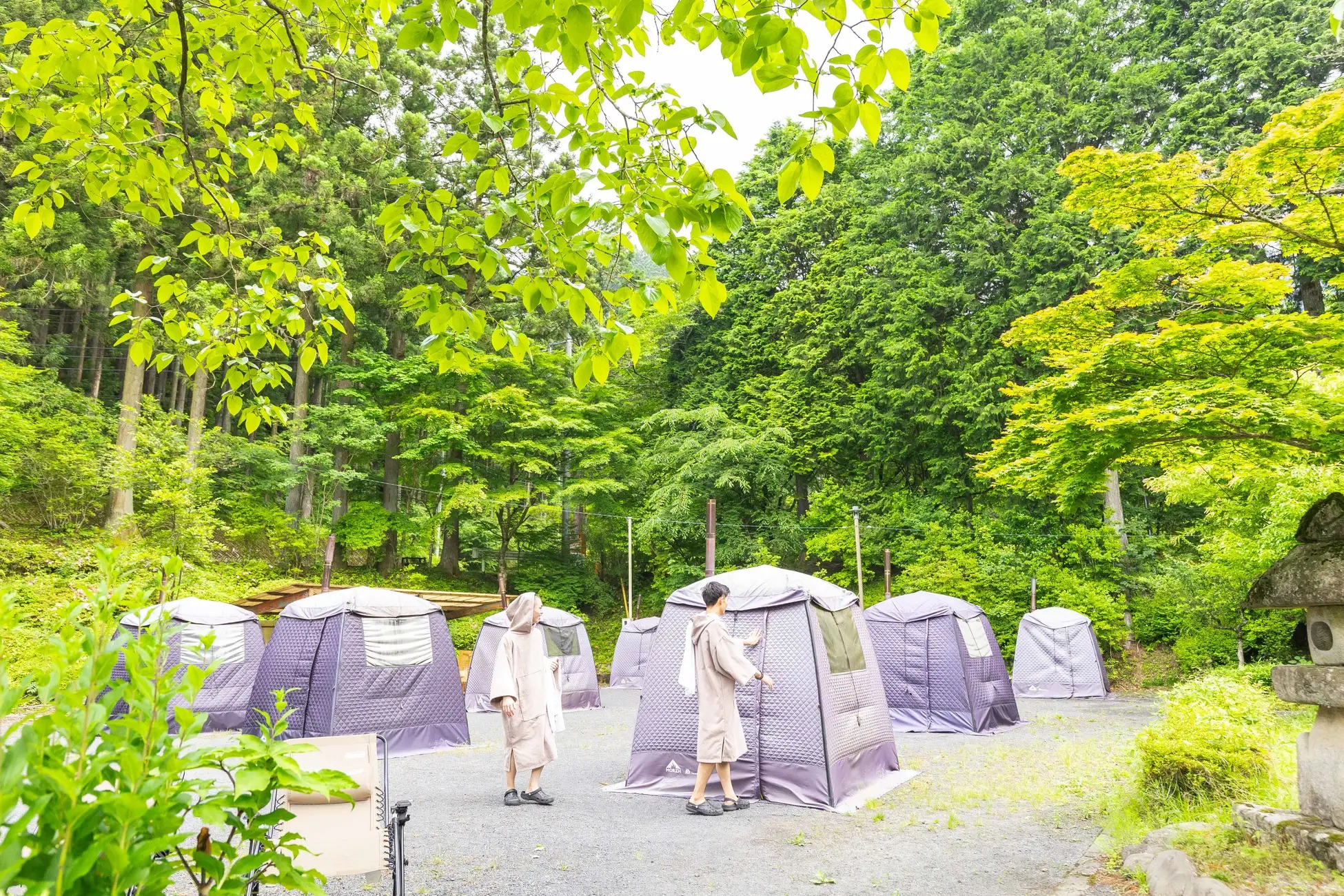 ザランタン鹿沼の森林に並ぶ複数のテントサウナ