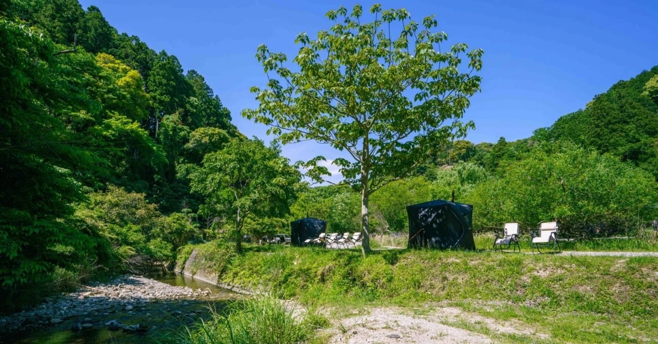 Yamasobu Campgroundの川沿いに設置されたテントサウナと外気浴スペース